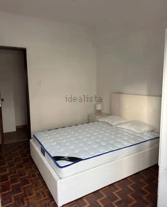 Quarto próximo do comboio no Cacém
