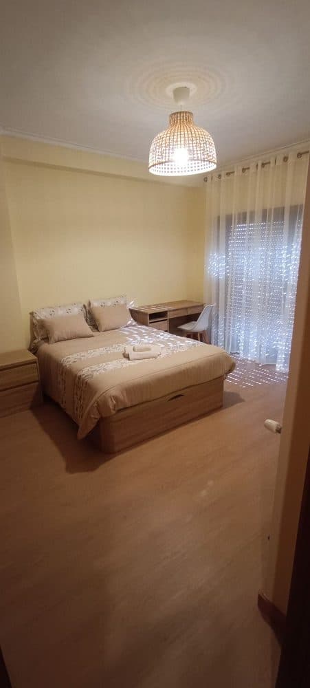 Quarto com WC privativo e terraço em São Victor — imagem 1